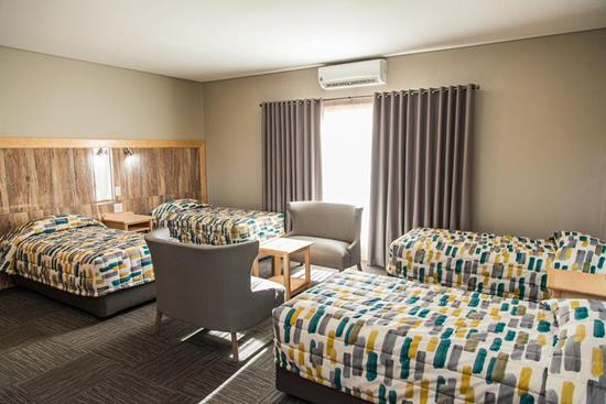 Warmbaths, A Forever Resort: 10-Sleeper Luxury Chalet. 4 bedrooms (3 queen beds & 4 single beds)