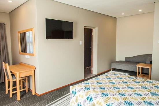 Warmbaths, A Forever Resort: 10-Sleeper Luxury Chalet. 4 bedrooms (3 queen beds & 4 single beds)