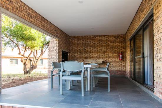 Warmbaths, A Forever Resort: 10-Sleeper Luxury Chalet. 4 bedrooms (3 queen beds & 4 single beds)