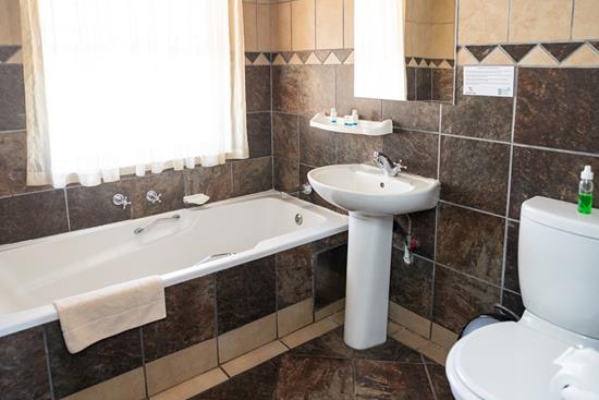 Warmbaths, A Forever Resort: 6-Sleeper Chalet, 3 Bedrooms (1 double bed & 4 single beds)